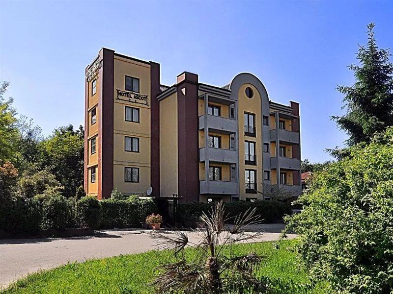 Ascot Lodging Кардано-аль-Кампо Экстерьер фото